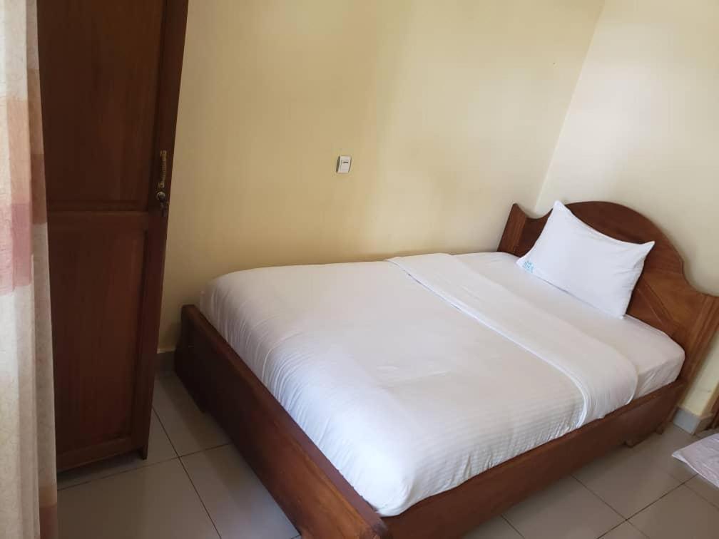 Ear Ken Barham Guesthouse Rwumba Exterior photo